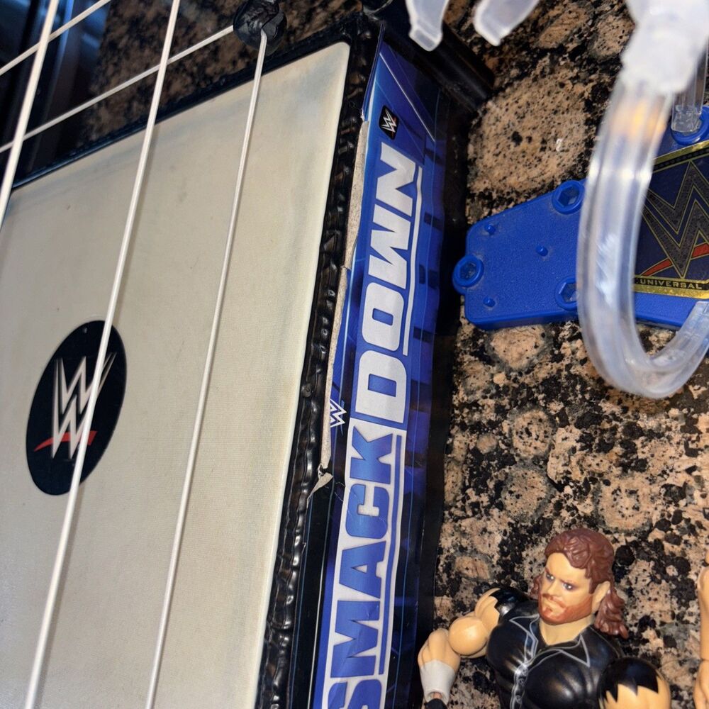 WWE Raw Wrestling Ring 2010 Incl 6 Action Figures, Spring Loaded Mat With Stand - Picture 5 of 8
